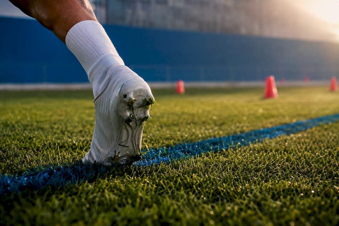 In 7 Schritten: Der richtige Fußballschuh für deinen Platz